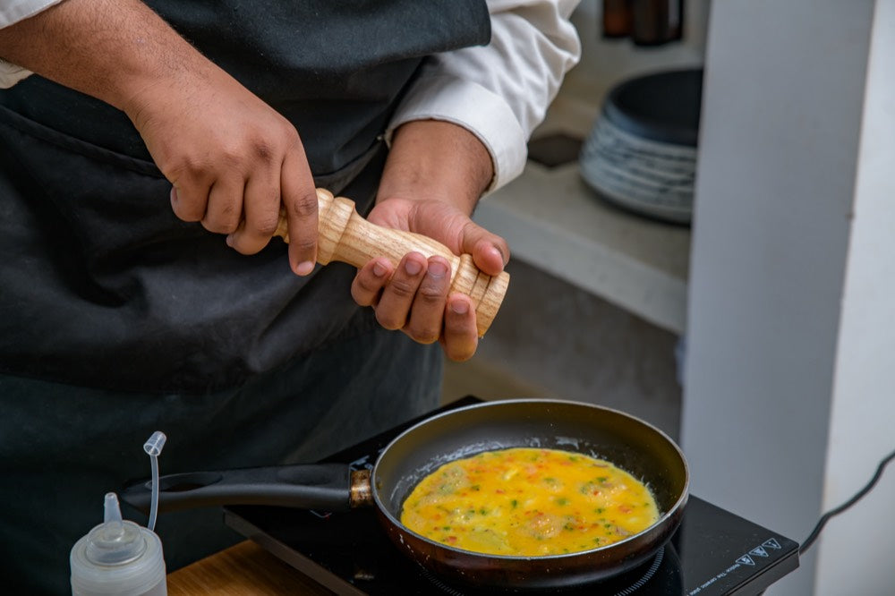 Chef preparing an omelette in the Kasa Pomboo kitchen