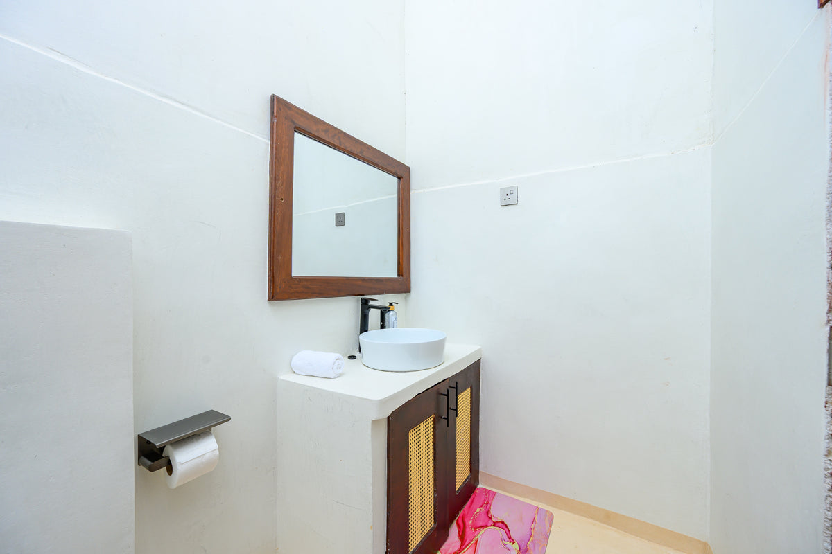 Ensuite bathroom with vessel sink at Kasa Pomboo